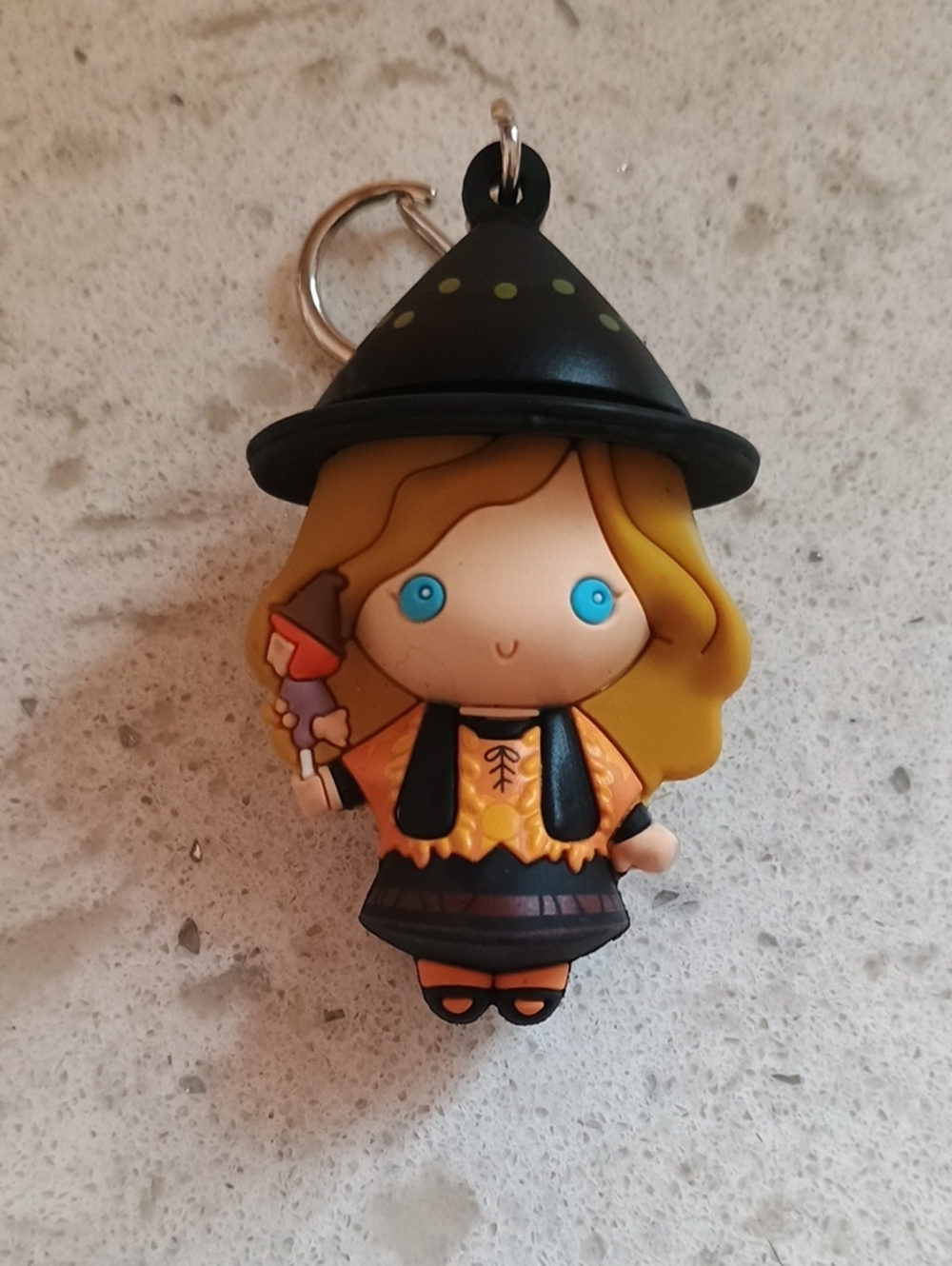 Disney Hocus Pocus Blind Bag Series 2; Dani Figural Bag Clip-Spirit Halloween